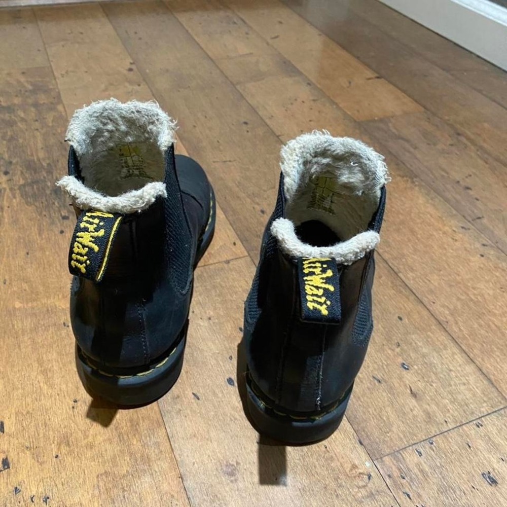 Dr. Martens black leather Chelsea boots with fur lining Size 9 - Picture 4 of 5